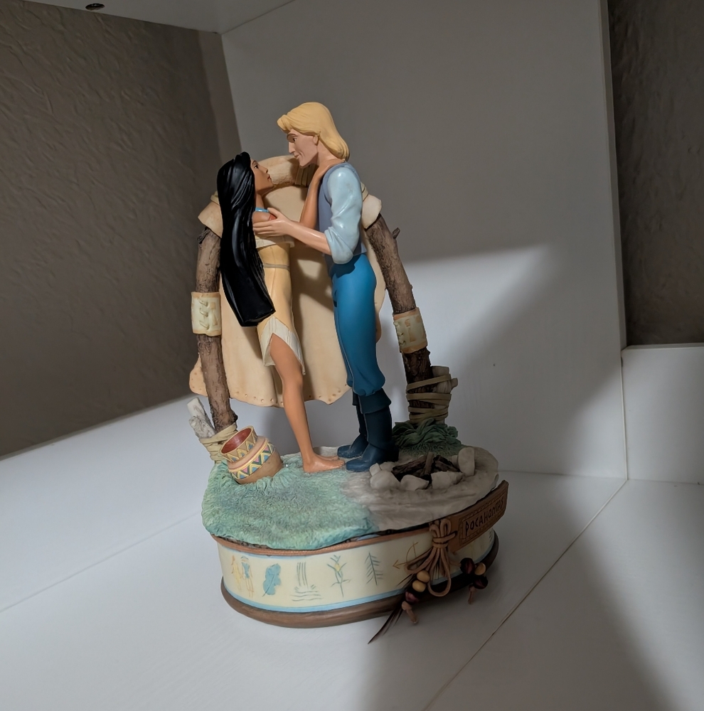 Disney Pocahontas Music Figurine Excellent condition. music works. vintage.